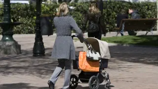 Una madre pasea un carrito de bebé. (Archivo)