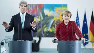 John Kerry y Angela Merkel en la Conferencia de Seguridad de Múnich