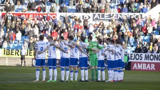 Los jugadores del Zaragoza, durante el minuto de silencio