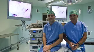 Los doctores Jorge Rioja y Carlos Rioja, tras una intervención de riñón en el Hospital Viamed Montecanal de Zaragoza