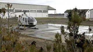 El helicóptero de la Guardia Civil, en el aeropuerto.