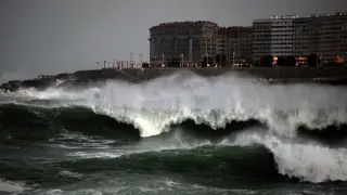 Las grandes olas seguían rompiendo este miércoles en la costa de La Coruña