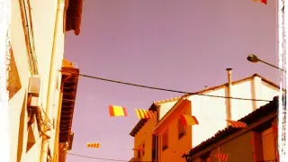 Las fiestas de mi pueblo, Andorra, con las calles decoradas con las banderas