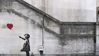 'Niña con el globo' es una de las obras más famosas de Banksy.
