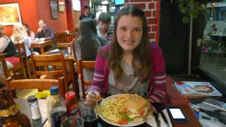 Una joven degusta un chivito en un restaurante de Montevideo (Uruguay).