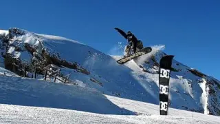 Foto de archivo. Un snowboard, tras saltar uno de los módulos diseñados en el snowpark en Cerler.
