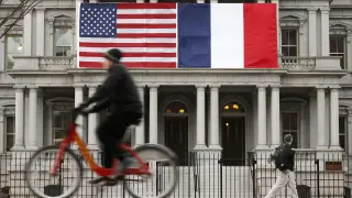 Banderas francesa y estadounidense en la Casa Blanca.