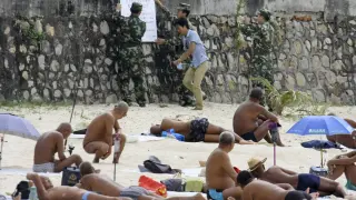 El ejército patrulla las playas en busca de nudistas