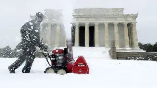 Un operario limpia la nieve acumulada en Washington D.C.