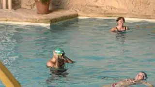 Clientes tomando un baño en el balneario de Sicilia