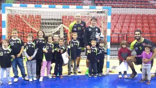 Los niños de Cuarte, junto a los jugadores del BM Aragón