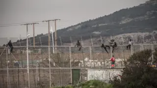 Un grupo de inmigrantes saltando la valla en Melilla
