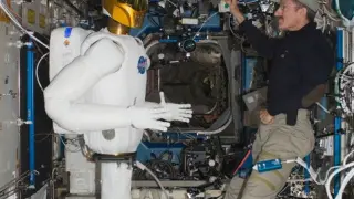 El robo robot humanoide, conocido como Robonaut 2, es entrenado por la NASA