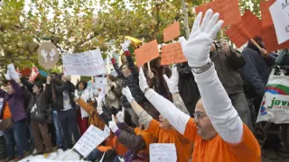 Un protesta de afectados por los retrasos del IAI