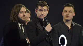 Alex Turner de Arctic Monkeys recogiendo un premio