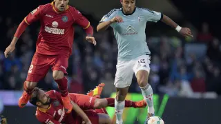 El centrocampista del Celta de Vigo Rafa Alcantara do Nascimento (d) controla el balón ante los jugadores del Getafe.