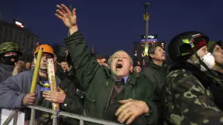 Unos ucranianos gesticulan durante una protesta en Kiev, Ucrania.