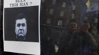 Cartel con la cara de Víktor Yanukóvich en Kiev