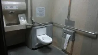 Interior de un baño público