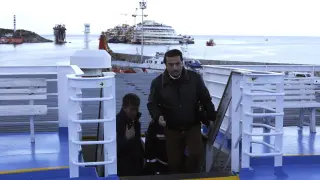 Schettino subió a la cubierta del barco, estancado en la isla de Giglio