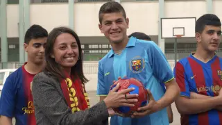 El FC Barcelona entregó diez balones a un grupo de niños y adolescentes de una aldea palestina