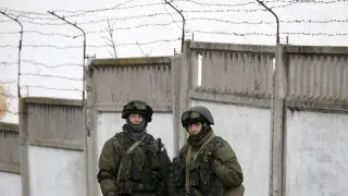 Militares en el exterior de una base militar en Crimea