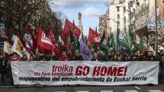 Manifestación celebrada este lunes por las calles de Bilbao en protesta por las políticas de austeridad