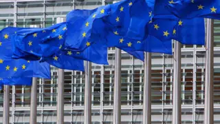 Banderas de la UE, delante de la sede de la Comisión Europea, en Bruselas