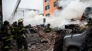 Numerosas dotaciones de bomberos buscan posibles víctimas entre los escombros