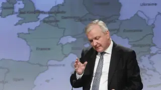 Rehn ofrece una rueda de prensa en la sede la Unión Europea, en Bruselas