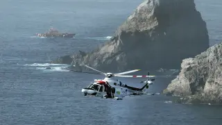 Un helicoptero levanta la niebla que impedía las labores de estabilización del barco
