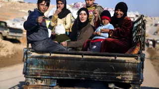 Al amanecer, una familia huye de la ciudad sitiada de Yabrud en Siria
