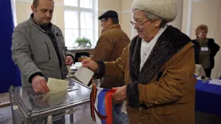 Una mujer vota en la consulta