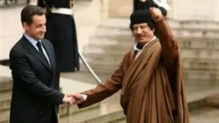 Sarkozy junto al líder libio Gadafi en una imagen de archivo