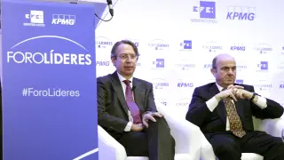El ministro de Economía y Competitividad, Luís de Guindos (d), junto al presidente de Efe, José Antonio Vera