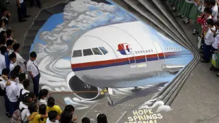 Muestras de apoyo a los pasajeros del desaparecido avión malasio