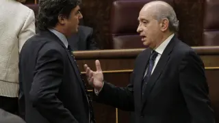 El ministro del Interior, Jorge Fernández Díaz (d), conversa con el director del gabinete del presidente del Gobierno, Jorge Moragas.