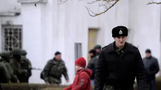 Un oficial ucraniano abandona el cuartel de la Armada ucraniana en Crimea