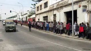 Decenas de inmigrantes esperan su turno para ser identificados en Melilla