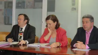 Comenzando por la izquierda Álvaro Bajén de UTA, Inés Ayala eurodiputada y Luis Miguel de Torres presidente de la Asociación del taxi de Zaragoza