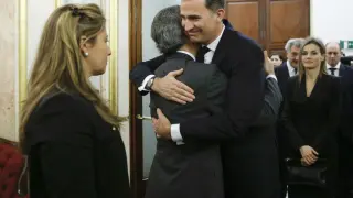 Don Felipe abraza al hijo de Adolfo Suárez
