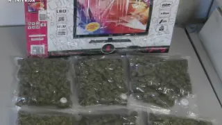 En la caja se encontraron seis bolsas con marihuana