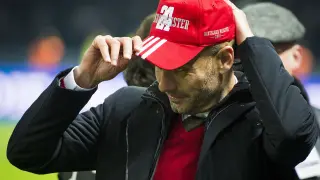 Pep Guardiola con la gorra de conmemoración por el título liguero del Bayern de Múnich