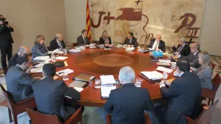 El presidente de la Generalitat, Artur Mas (al fondo), durante la reunión semanal del Govern