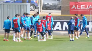 Los jugadores del Real Zaragoza realizan ejercicios físicos