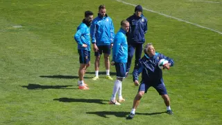 Víctor, con Álvaro, Laguardia y Roger, en un entrenamiento del Real Zaragoza