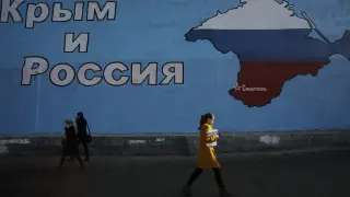 Un mural muestra un mapa de Crimea con los colores de la bandera rusa