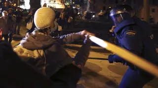 Un manifestante agrede a un policía, en el 22-M