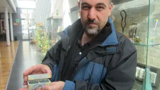 El miniaturista persa Reza Baharlou con una de sus piezas
