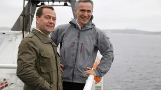 Dmitri Medvédev, primer ministro de Trabajo ruso posando junto al primer ministro noruego Jens Stontelberg y